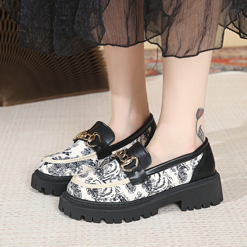 Plus Size National Style Muffin Platform Loafers Female Fashionable Golden Chain Product information: Lining material: cloth Color: Black, Milky White Upper height: low top Heel height: mid heel (3-5CM) Size: 35, 36, 37, 38, 39, 40, 41, 42 Sole craft: vis