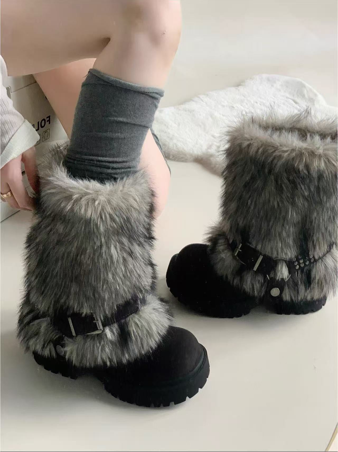 Winter Warm Furry Anti-slip Snow Boots For Women Winter Warm Furry Anti-slip Snow Boots For Women Product information: Pattern: Color block splicing Inner material: Artificial short plush Color: Beige, brown, gray Shaft height: Mid-calf Processing method: