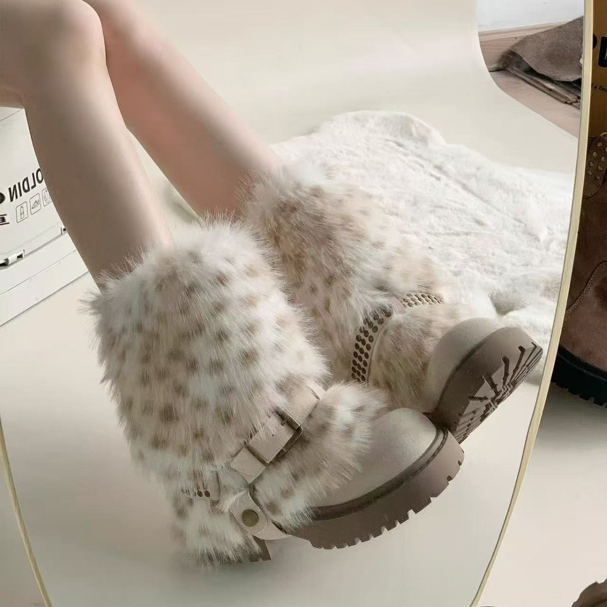 Winter Warm Furry Anti-slip Snow Boots For Women Winter Warm Furry Anti-slip Snow Boots For Women Product information: Pattern: Color block splicing Inner material: Artificial short plush Color: Beige, brown, gray Shaft height: Mid-calf Processing method: