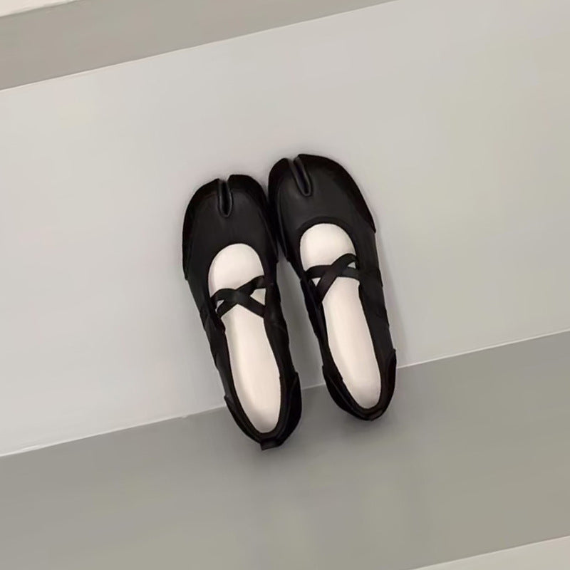 New Womens Flat-toe Clog Shoes With A Casual Cross-Strap Design And A Pig-Hoof Sole