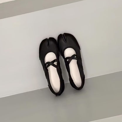 New Womens Flat-toe Clog Shoes With A Casual Cross-Strap Design And A Pig-Hoof Sole